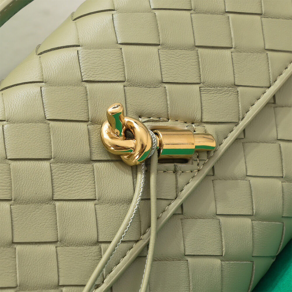 Bottega Veneta Andiamo Clutch(HIGH-END GRADE)