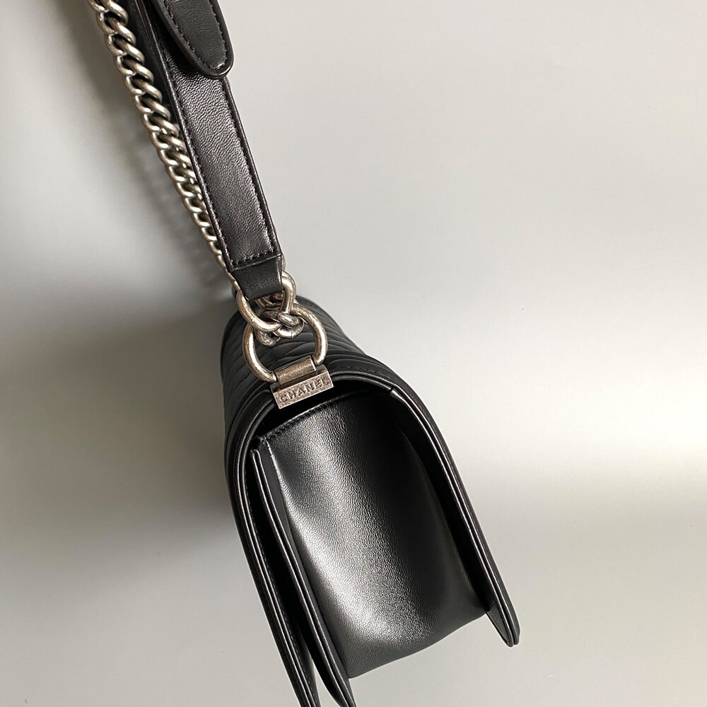 BOY CHANEL HANDBAG(TAX-FREE GRADE)